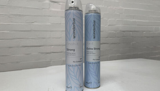 Sprays coiffants Wunderbar utilis&eacute;s backstage pour une tenue longue dur&eacute;e des looks de d&eacute;fil&eacute;.